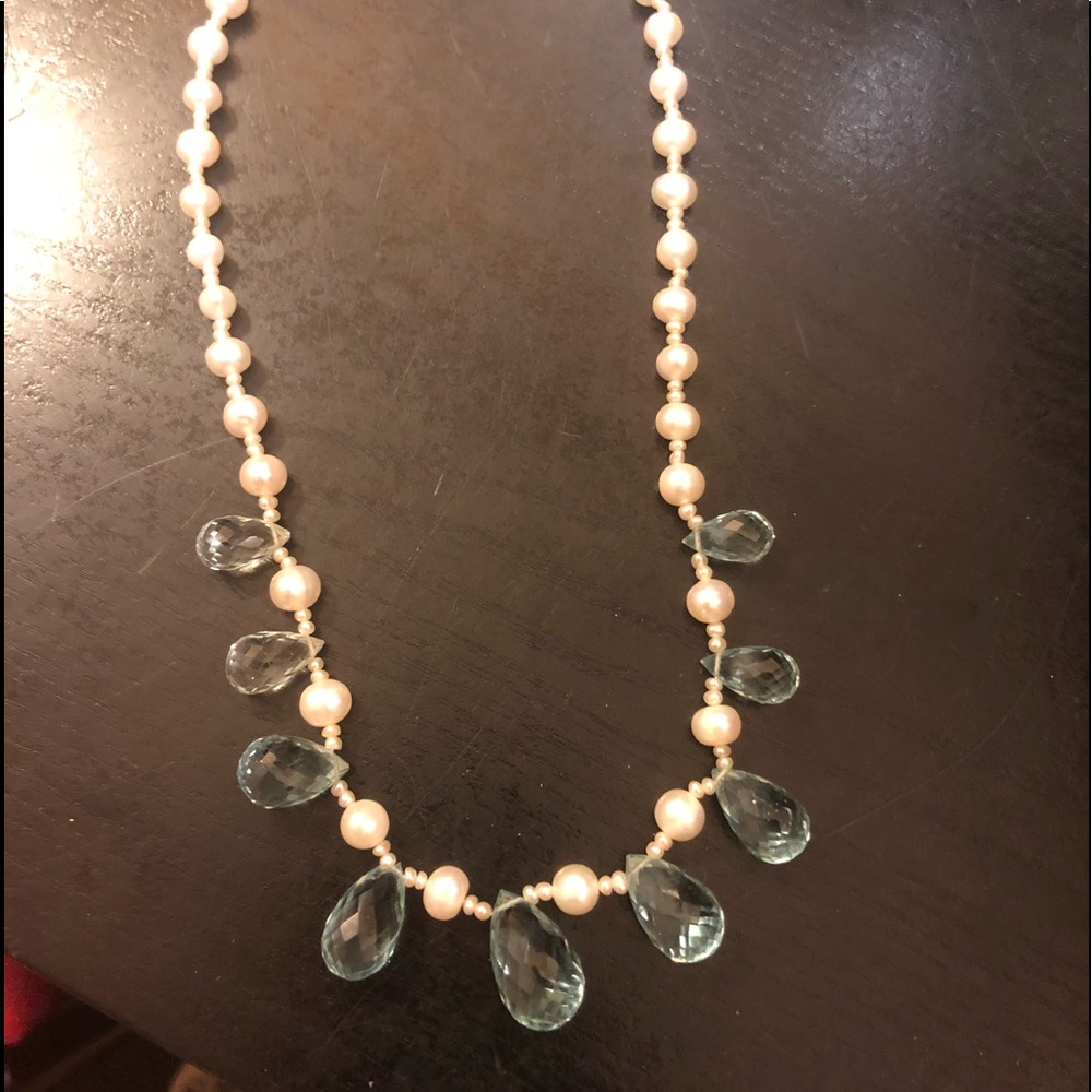 14 kPearl necklace with faceted blue topaz